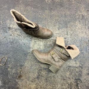 Cute 2000’s Nafise Sweater Cuff Fur Boots in Brown and cream mid-calf